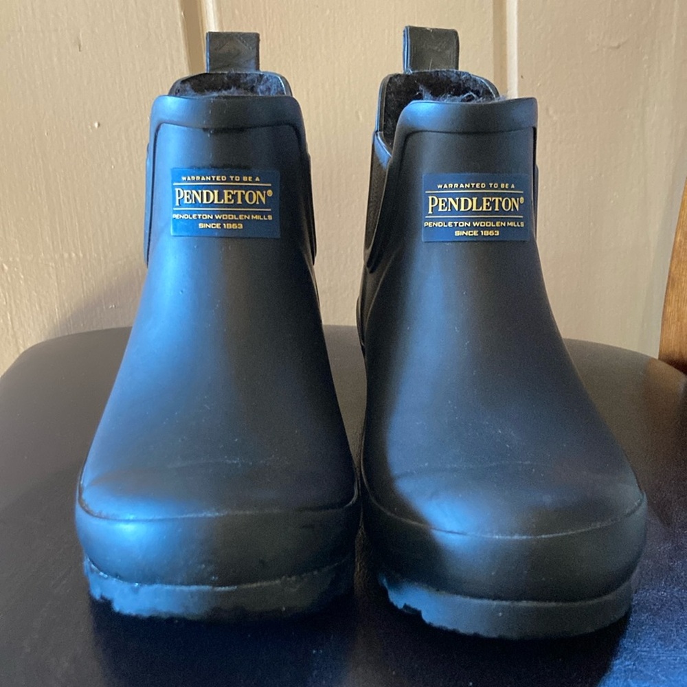 Pendleton size 7 women’s rain boots in black